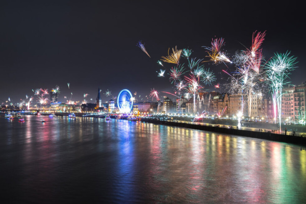 Deutschland Duesseldorf Silvester Feuerwerk 1536x658